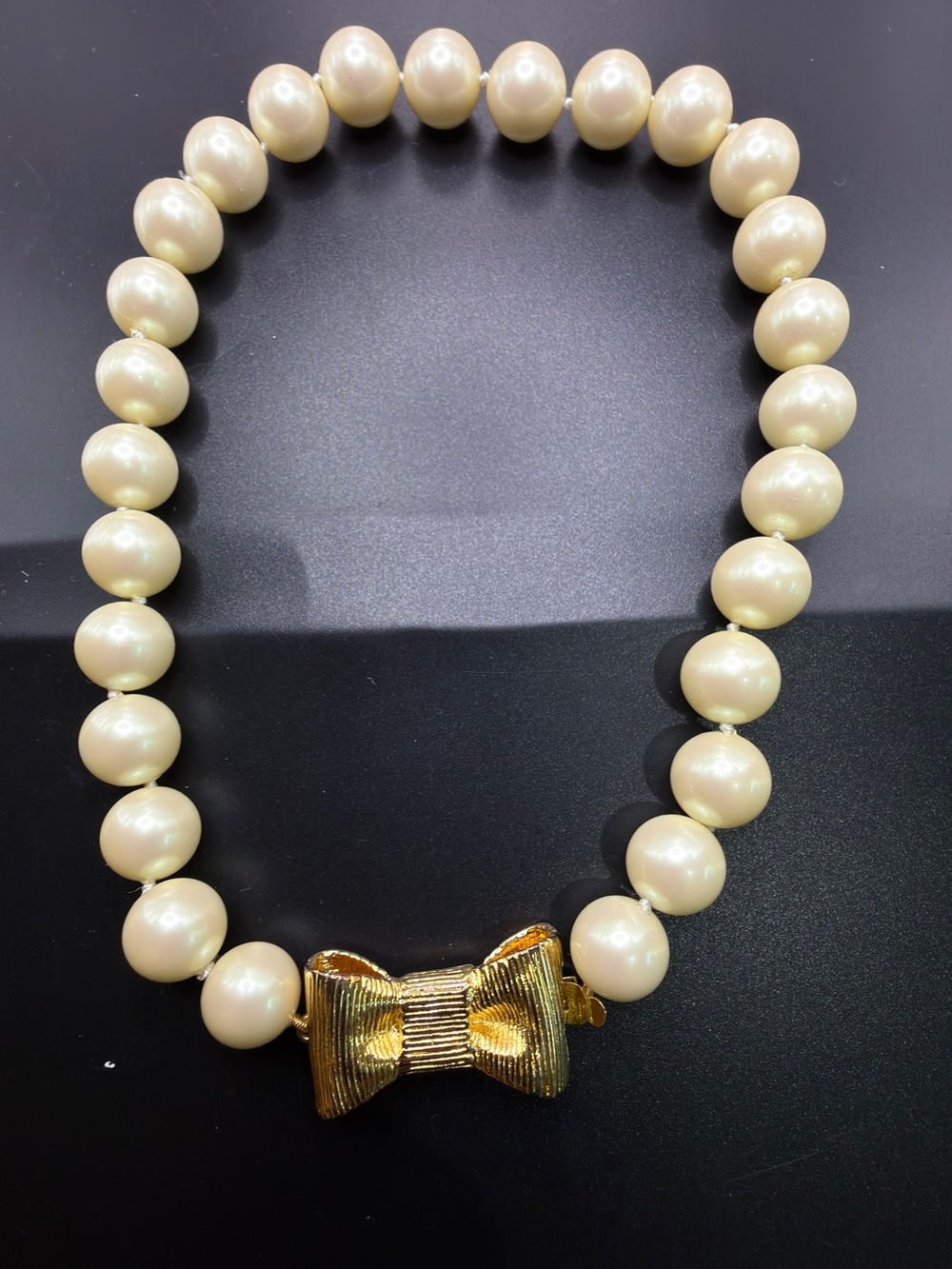 KATE SPADE ALL WRAPPED UP GLASS PEARL GOLD TONE RIBBON BOW NECKLACE - Picture 7 of 12